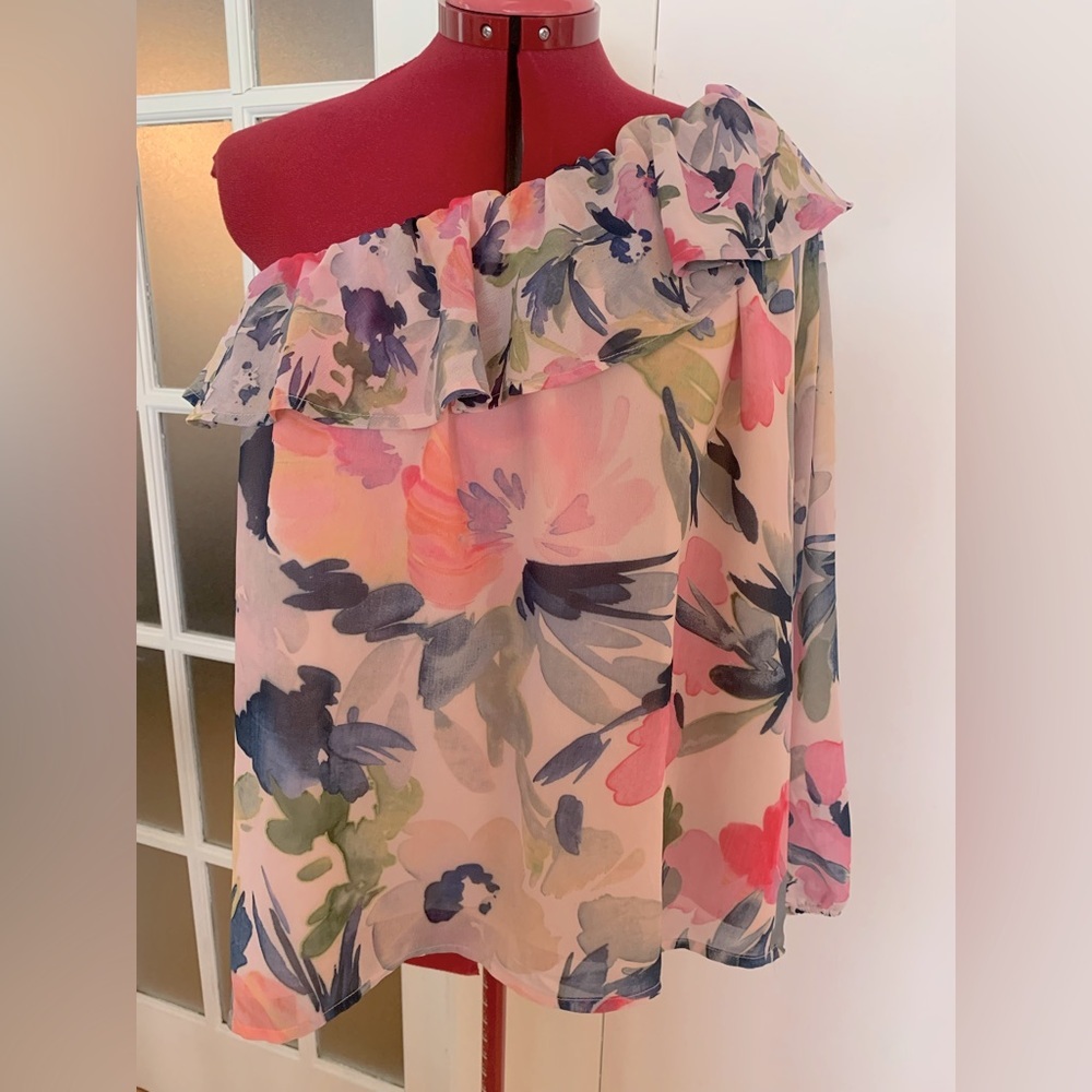 NWT French Connection One Sleeve Flower Top - Picture 2 of 6